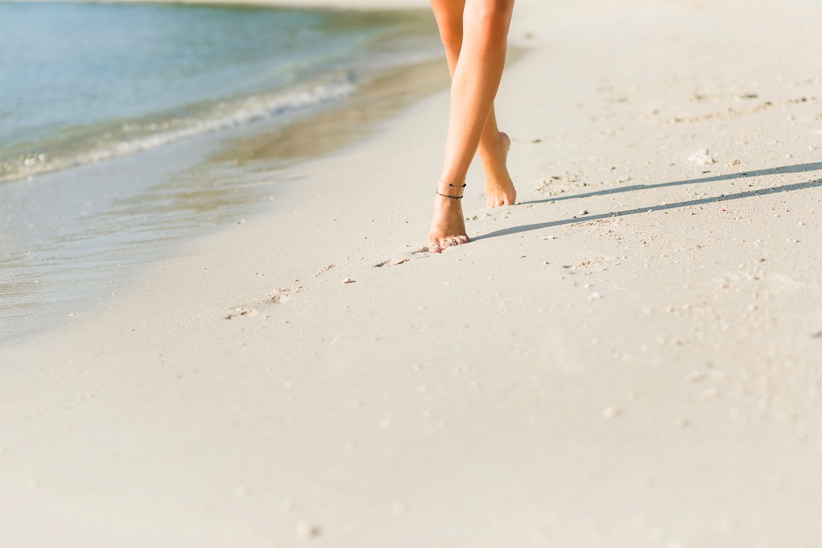 24 feet. Ноги на пляже. Beach barefeet ножки на пляже. Босые ноги песок море закат. Пляж ножки идут по песку.